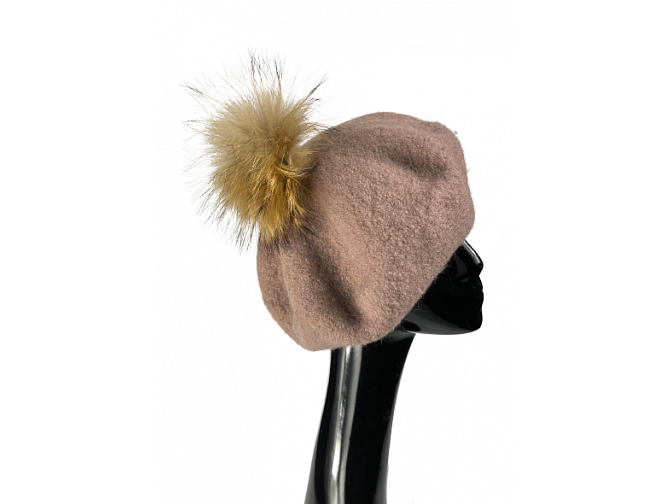 Švelniai rožinės spalvos elegantška beretė